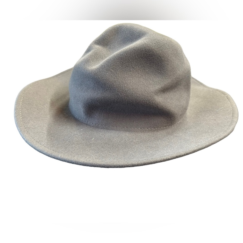 FEMSEE Paris women’s neutral hat NWT